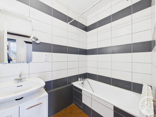 Appartement F2 à vendre - 2 pièces - 40.93 m2 - CHARTRES - 28 - CENTRE - Century 21 Maitrejean Immobilier