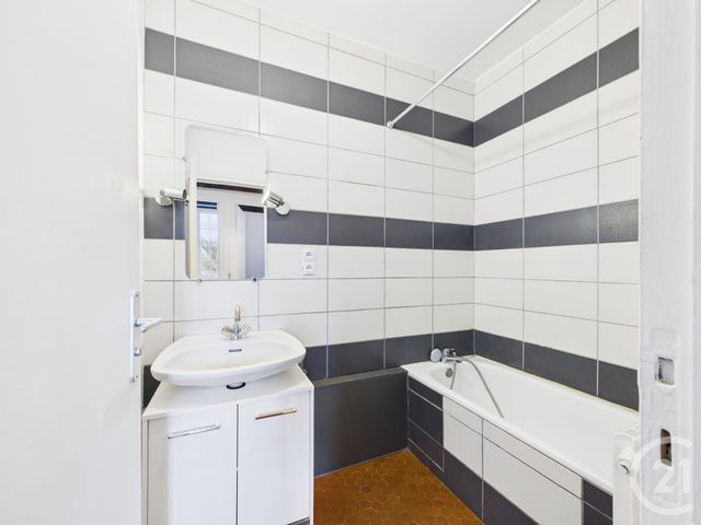 Appartement F2 à vendre - 2 pièces - 40.93 m2 - CHARTRES - 28 - CENTRE - Century 21 Maitrejean Immobilier